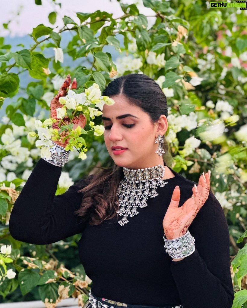 Pranjal Dahiya Instagram - Ek Chehra Agar Dil Me Bas Jaye Toh, Lakh Uss Se Haseen Mile Farq Nahi Padta 🖤 . Kya Me Bas Chuki Hu Aap Logo Ke Dilo Me 🥺? . . #pranjaldahiya #gulabiqueen Haryana