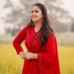 Pranjal Dahiya Instagram - “Muskurahat dekh kar unki hum hosh gawa baithe, Hum hosh mein aane ko the, woh phir muskura baithe”🌹 . Suit by @rawaajbynavbrar 🌸 . . #pranjaldahiya #gulabiqueen