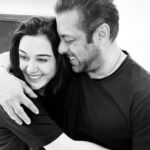 Preity Zinta Instagram - Happy Birthday my darling @beingsalmankhan Always wanna see you happy, smiling & shining ❤️🧿❤️ Since I’m not there to give you ur birthday Jaadu ki jhappi, this photo will do the job 🤗 #happybirthday #friendsforever #ting