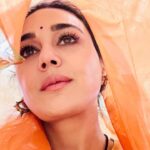 Preity Zinta Instagram - My trip to Mumbai is incomplete without visiting Ganapati Bappa at the Siddhi Vinayak Temple. A big thanks to the temple administation for such amazing darshan 🙏 आप सब कि मैं आभारी हूँ । पूरे दिल से शुक्रिया । #Ting ❤️ Siddhivinayak Temple, Mumbai