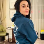 Preity Zinta Instagram - Flaunting my new jumper from @mybcu Thank you so much for the love & for the honorary doctorate 🙏 I will will always wear it with pride 💙 #ting #gratitude