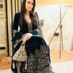 Preity Zinta Instagram - Diwali Mood 🪔💫🎉. #HappyDiwali. #Ting. Styled by @leepakshiellawadi Outfit @sureenachowdhri Bag @thepinkpotli 💄 @jaykanojia 💇‍♀️ @francesccardonahair Jewellery @auroras.collection Managed by @bhakteevakil London, England, UK