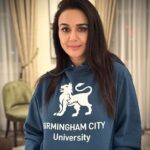 Preity Zinta Instagram - Flaunting my new jumper from @mybcu Thank you so much for the love & for the honorary doctorate 🙏 I will will always wear it with pride 💙 #ting #gratitude