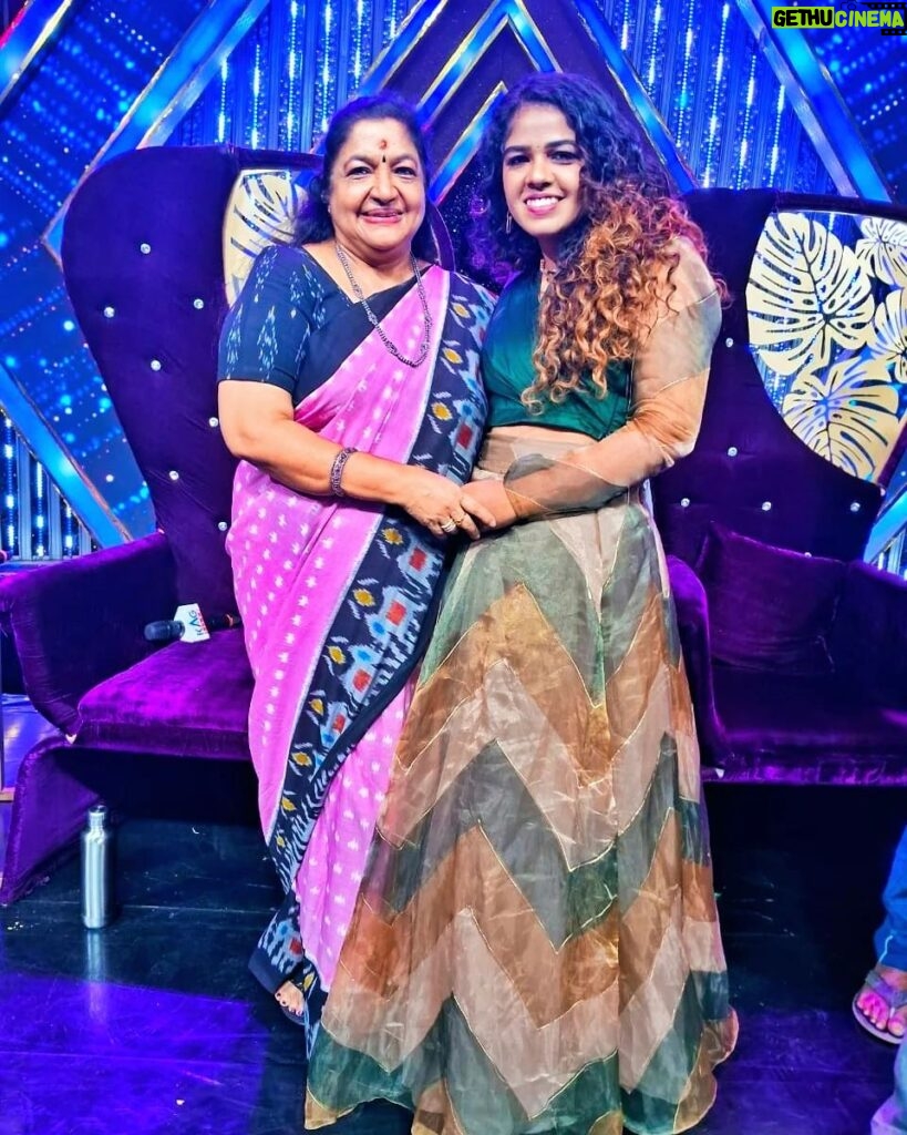 Priya Jerson Instagram - Gem💎❤️ @kschithra ma🥰🥰🥰🥰🥰🥰❤️ 👗Costume and styling : @styl_chennai @preciba_jenifer @mithusha_13 #supersinger9 #supersingerpriyajerson #vijaytelevision #vijaytv #vijaytvshow #supersinger #priyajersonsupersinger9 #priyajerson