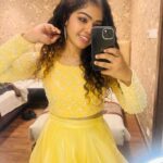 Priya Jerson Instagram - Andhi vaanam Araikkum manjal Aggini kozhundhil Pooththa manjal Thanga thodu Janiththa manjal Kondrai poovil Kuliththa manjal மஞ்சள்..மஞ்சள்.. மஞ்சள்..💛💛🌝🌻 #priyajerson #vijaytelevision #supersinger #vijaytv #supersinger9 #supersinger10 #vijaytv Madurai, India