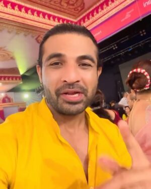 Priyamvada Kant Instagram - Shubho vijaya! Happy dassehra everyone.. this year durga pujo was very special.. felt like home.. really celebrated with all my heart.. sharing glimpses of navami darshan, bhog distribution, us singing and dancing at the concert, boron, sindoor khala everything I did!! Thankyou @jyotimukerji for bringing me to your Barir pujo.. and @jaan.kumar.sanu for giving us paraar adda vibes 🙌🏻 #duggadugga