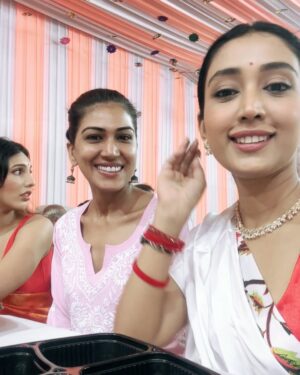 Priyamvada Kant Instagram - Shubho vijaya! Happy dassehra everyone.. this year durga pujo was very special.. felt like home.. really celebrated with all my heart.. sharing glimpses of navami darshan, bhog distribution, us singing and dancing at the concert, boron, sindoor khala everything I did!! Thankyou @jyotimukerji for bringing me to your Barir pujo.. and @jaan.kumar.sanu for giving us paraar adda vibes 🙌🏻 #duggadugga