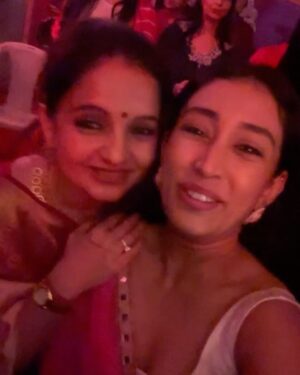 Priyamvada Kant Instagram - Shubho vijaya! Happy dassehra everyone.. this year durga pujo was very special.. felt like home.. really celebrated with all my heart.. sharing glimpses of navami darshan, bhog distribution, us singing and dancing at the concert, boron, sindoor khala everything I did!! Thankyou @jyotimukerji for bringing me to your Barir pujo.. and @jaan.kumar.sanu for giving us paraar adda vibes 🙌🏻 #duggadugga