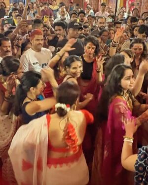 Priyamvada Kant Instagram - Shubho vijaya! Happy dassehra everyone.. this year durga pujo was very special.. felt like home.. really celebrated with all my heart.. sharing glimpses of navami darshan, bhog distribution, us singing and dancing at the concert, boron, sindoor khala everything I did!! Thankyou @jyotimukerji for bringing me to your Barir pujo.. and @jaan.kumar.sanu for giving us paraar adda vibes 🙌🏻 #duggadugga