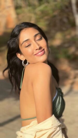 Priyamvada Kant Instagram - What’s the point of dressing up if you don’t get good pictures 🤷🏻‍♀️