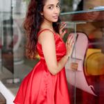 Priyamvada Kant Instagram - 1 or 2? I have no problem if I’m wrong.. It’s just that I never am! 🍎