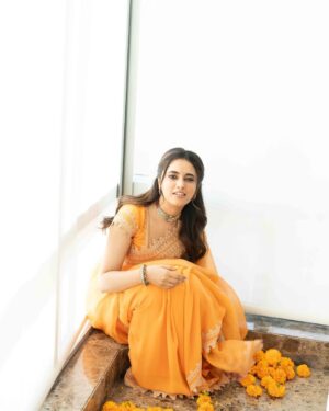Priyanka Mohan Instagram - Spamming on the go 🤷🏻‍♀️

📸  by my talented hairstylist/ photographer @chinnahairstylist 🧞‍♂️ 

PS: last one  is my favourite🥶