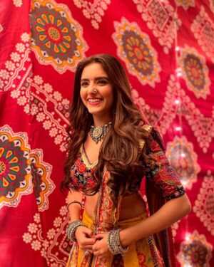 Priyanshi Yadav Instagram - जो मेरे दिल को दिल बनाती है 
तेरे नाम की कोई  धड़क है ना?
🪞✨📜

#navratri #garba #actor