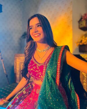 Priyanshi Yadav Instagram - Kudiye ni?🫠🌺

#instagram #ethnic #post