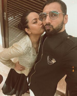 Punit Pathak Instagram - If you’re lucky enough to find a weirdo like this one, never let them go !!! 
Marry them and annoy them for the rest of your life
The weirdo is ME 😬 
@punitjpathakofficial