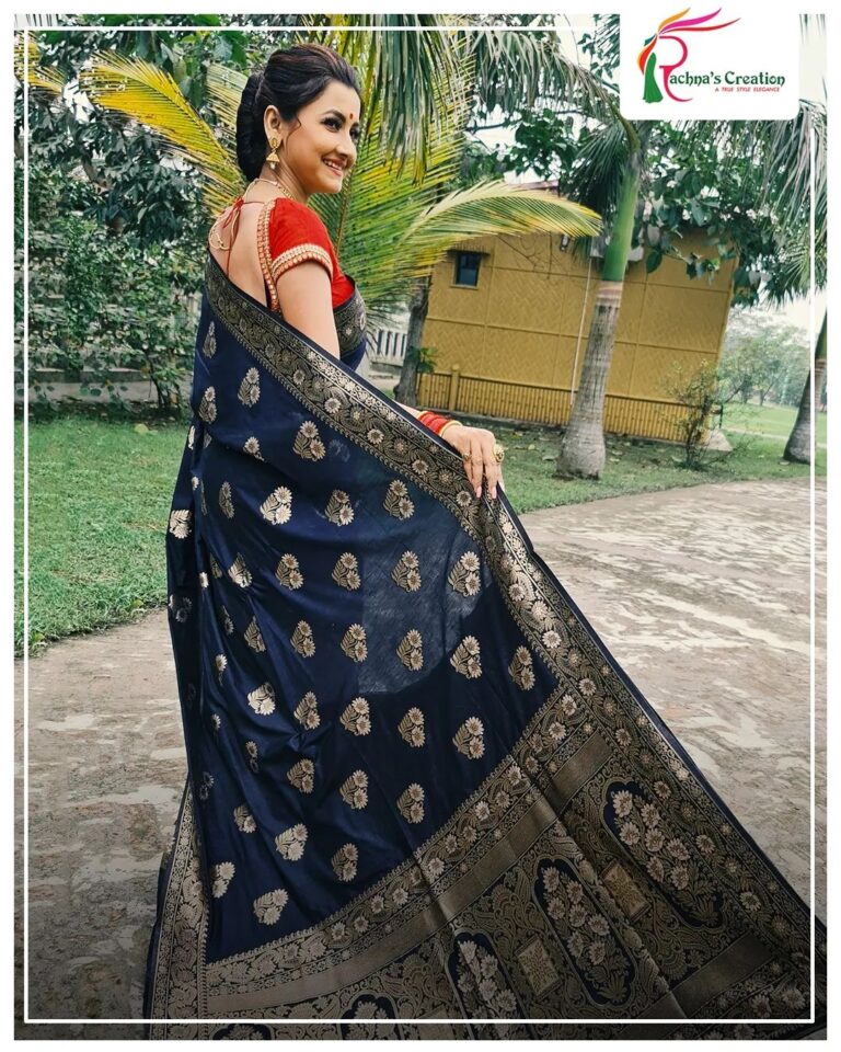Rachna Banerjee Instagram - The Tanchoi Benarasi always defines the delicate intricacies hemmed with artistic tradition! নিজের কালেকশনে আজি সংগ্রহ করুন এই তাঞ্চই বেনারসী! #ShopNow from Rachna's Creation! 𝐖𝐡𝐚𝐭𝐬𝐚𝐩𝐩 𝐨𝐧 𝟗𝟖𝟑𝟏𝟎𝟑𝟓𝟔𝟔𝟕 𝐭𝐨 𝐨𝐫𝐝𝐞𝐫. #RachnaBanerjee #Fashion #Saree #IndianAttire #EthnicWear #EthnicAttire #Traditional #Fashionista #Style #StayStylish #StayFashionable #StyleStatement #OrderNow #BuyNow #Entrepreneur #Shopping #OnlineShopping #silk #fashion #potd #ootd #ootdfashion #lifestyle #india #benarasi #tanchoi #facebookpost #instagram #monday