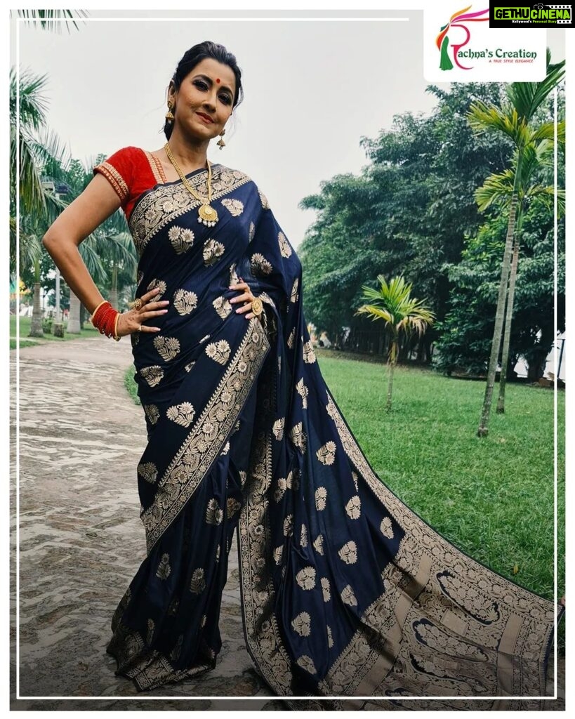 Rachna Banerjee Instagram - The Tanchoi Benarasi always defines the delicate intricacies hemmed with artistic tradition! নিজের কালেকশনে আজি সংগ্রহ করুন এই তাঞ্চই বেনারসী! #ShopNow from Rachna's Creation! 𝐖𝐡𝐚𝐭𝐬𝐚𝐩𝐩 𝐨𝐧 𝟗𝟖𝟑𝟏𝟎𝟑𝟓𝟔𝟔𝟕 𝐭𝐨 𝐨𝐫𝐝𝐞𝐫. #RachnaBanerjee #Fashion #Saree #IndianAttire #EthnicWear #EthnicAttire #Traditional #Fashionista #Style #StayStylish #StayFashionable #StyleStatement #OrderNow #BuyNow #Entrepreneur #Shopping #OnlineShopping #silk #fashion #potd #ootd #ootdfashion #lifestyle #india #benarasi #tanchoi #facebookpost #instagram #monday