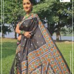 Rachna Banerjee Instagram - Exquisite elegance meets intricate craftsmanship. Embrace the rich heritage and grace of embroidery! Grab this gorgeous 𝐊𝐚𝐭𝐚𝐧 𝐒𝐢𝐥𝐤 𝐰𝐢𝐭𝐡 𝐢𝐧𝐭𝐫𝐢𝐜𝐚𝐭𝐞 𝐆𝐮𝐣𝐫𝐚𝐭𝐢 𝐒𝐭𝐢𝐭𝐜𝐡! 𝐖𝐡𝐚𝐭𝐬𝐚𝐩𝐩 𝐨𝐧 𝟗𝟖𝟑𝟏𝟎𝟑𝟓𝟔𝟔𝟕 𝐭𝐨 𝐨𝐫𝐝𝐞𝐫. #RachnaBanerjee #RachnasCreation #actor #entrepreneur #Fashion #Saree #WeddingCollection #fashion #saree #womenswear #kolkata #mumbai #delhi #chennai #bangalore #hyderabad #joy #KatanSilk #Silk #IndianWeaves #WeavesOfIndia #IndianAttire #GujratiStitch #Embroidery