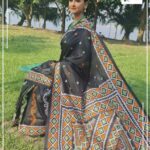 Rachna Banerjee Instagram – Exquisite elegance meets intricate craftsmanship.  Embrace the rich heritage and grace of embroidery! Grab this gorgeous 𝐊𝐚𝐭𝐚𝐧 𝐒𝐢𝐥𝐤 𝐰𝐢𝐭𝐡 𝐢𝐧𝐭𝐫𝐢𝐜𝐚𝐭𝐞 𝐆𝐮𝐣𝐫𝐚𝐭𝐢 𝐒𝐭𝐢𝐭𝐜𝐡!
𝐖𝐡𝐚𝐭𝐬𝐚𝐩𝐩 𝐨𝐧 𝟗𝟖𝟑𝟏𝟎𝟑𝟓𝟔𝟔𝟕 𝐭𝐨 𝐨𝐫𝐝𝐞𝐫.

#RachnaBanerjee #RachnasCreation #actor #entrepreneur #Fashion #Saree  #WeddingCollection #fashion #saree #womenswear #kolkata #mumbai #delhi #chennai #bangalore #hyderabad #joy #KatanSilk #Silk #IndianWeaves #WeavesOfIndia #IndianAttire #GujratiStitch #Embroidery