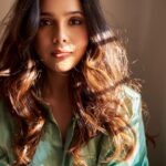 Rashmi Agdekar Instagram - Hello Messy! ✨ 📸- @kalyanyasaswi Hmu - @thatmakeupmisfit #messyhairdontcare #sunkissed #portait #actress #eyetalk