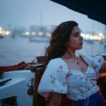 Rashmi Agdekar Instagram - Alexa play ‘O majhi re ‘💜 📸- @portraitsbyadityadesai 👗- @tejashreeraul 💄- @madhuradeokute 💆🏻‍♀️- @seemaaofficial 🛥️- @fortuneindiasailing