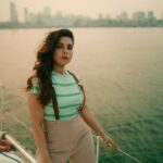 Rashmi Agdekar Instagram - Seas the day! ⚓️ Photos by @portraitsbyadityadesai Styling - @tejashreeraul Makeup- @madhuradeokute Hair - @seemaaofficial Yacht sailing with @fortuneindiasailing 🌊 #portraitsatthesea #sailing #arabiansea #beachhairdontcare #ahoy