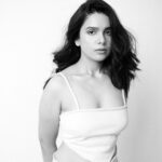 Rashmi Agdekar Instagram - Easy clicks with R A S H M I @rashmiagdekar_ . . . #blackandwhite #love #photography #fun #indiancinema #actor #faces #caras #artist