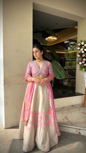 Rashmi Agdekar Instagram - Had a moment in this beautiful @bandananarulaofficial lehenga 💕
Finally Styled by the lovely @madhulika.kapilavayi 🌸
Jewellery- @rajmankaofficial ✨
Thank you for dressing me up!!

Videos by @ojaskolvankar 💜

#indianwear #indianwedding #twirlgirl #bridesmaidoutfit #reels #reelitfeelit