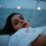 Rashmi Agdekar Instagram - Alexa play ‘O majhi re ‘💜 📸- @portraitsbyadityadesai 👗- @tejashreeraul 💄- @madhuradeokute 💆🏻‍♀️- @seemaaofficial 🛥️- @fortuneindiasailing