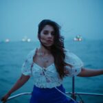 Rashmi Agdekar Instagram - Alexa play ‘O majhi re ‘💜 📸- @portraitsbyadityadesai 👗- @tejashreeraul 💄- @madhuradeokute 💆🏻‍♀️- @seemaaofficial 🛥️- @fortuneindiasailing