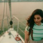 Rashmi Agdekar Instagram - Seas the day! ⚓️ Photos by @portraitsbyadityadesai Styling - @tejashreeraul Makeup- @madhuradeokute Hair - @seemaaofficial Yacht sailing with @fortuneindiasailing 🌊 #portraitsatthesea #sailing #arabiansea #beachhairdontcare #ahoy