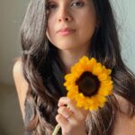 Rashmi Agdekar Instagram - sunset, sunflower and skills of @pranati_rai_prakash 📸💛 Thank you for a lovely evening Pranati 🌻 #femalegaze #goldenhour