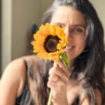 Rashmi Agdekar Instagram - sunset, sunflower and skills of @pranati_rai_prakash 📸💛 Thank you for a lovely evening Pranati 🌻 #femalegaze #goldenhour