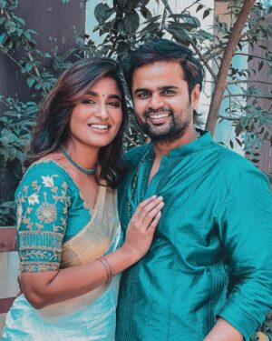 Reshma Muralidharan Instagram - Unusual V-day pic.. Mr & Mrs.Traditional🤪 @madhanpandian 
...... 
wishing all my commited, singles , yet to mingle, soup girls & boys a Happy Valentine's Day 😘
..
..
..
#2023 #valentines #love #life #instagood