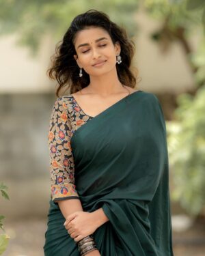 Reshma Muralidharan Instagram - Totally unplanned shoot which is now my most favourite ❤️ 
Wearing my mom's 16 years old saree ,no makeup , no hairdo with simple accessories and @camerasenthil anna oda magic.. 
🤌🏼🥹 and thank you so much @rrajeshananda anna finally we made a shoot together 🙌🏻
..
📸 @camerasenthil
..
..
#instagram #instqgood #2023 #photoshoot #aesthetic #saree #love