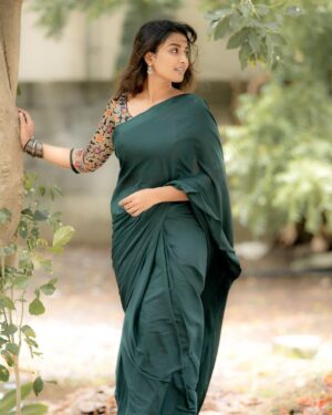 Reshma Muralidharan Instagram - Totally unplanned shoot which is now my most favourite ❤️ 
Wearing my mom's 16 years old saree ,no makeup , no hairdo with simple accessories and @camerasenthil anna oda magic.. 
🤌🏼🥹 and thank you so much @rrajeshananda anna finally we made a shoot together 🙌🏻
..
📸 @camerasenthil
..
..
#instagram #instqgood #2023 #photoshoot #aesthetic #saree #love