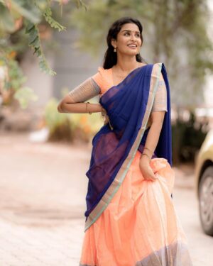 Reshma Muralidharan Instagram - Now don't ask me idupu valiya 😂🙏🏽 pleach

📸 @camerasenthil @rrajeshananda 
Half saree by @ivalinmabia