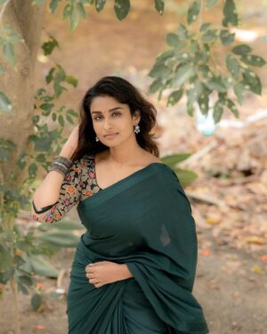 Reshma Muralidharan Instagram - Totally unplanned shoot which is now my most favourite ❤️ 
Wearing my mom's 16 years old saree ,no makeup , no hairdo with simple accessories and @camerasenthil anna oda magic.. 
🤌🏼🥹 and thank you so much @rrajeshananda anna finally we made a shoot together 🙌🏻
..
📸 @camerasenthil
..
..
#instagram #instqgood #2023 #photoshoot #aesthetic #saree #love