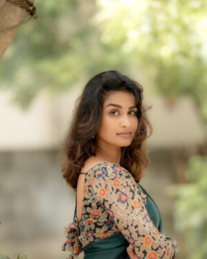 Reshma Muralidharan Instagram - Totally unplanned shoot which is now my most favourite ❤️ 
Wearing my mom's 16 years old saree ,no makeup , no hairdo with simple accessories and @camerasenthil anna oda magic.. 
🤌🏼🥹 and thank you so much @rrajeshananda anna finally we made a shoot together 🙌🏻
..
📸 @camerasenthil
..
..
#instagram #instqgood #2023 #photoshoot #aesthetic #saree #love