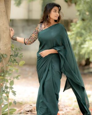 Reshma Muralidharan Instagram - Totally unplanned shoot which is now my most favourite ❤️ 
Wearing my mom's 16 years old saree ,no makeup , no hairdo with simple accessories and @camerasenthil anna oda magic.. 
🤌🏼🥹 and thank you so much @rrajeshananda anna finally we made a shoot together 🙌🏻
..
📸 @camerasenthil
..
..
#instagram #instqgood #2023 #photoshoot #aesthetic #saree #love