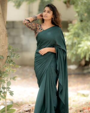 Reshma Muralidharan Instagram - Totally unplanned shoot which is now my most favourite ❤️ 
Wearing my mom's 16 years old saree ,no makeup , no hairdo with simple accessories and @camerasenthil anna oda magic.. 
🤌🏼🥹 and thank you so much @rrajeshananda anna finally we made a shoot together 🙌🏻
..
📸 @camerasenthil
..
..
#instagram #instqgood #2023 #photoshoot #aesthetic #saree #love