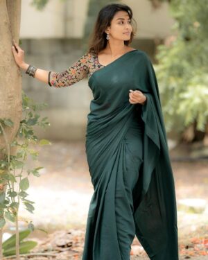 Reshma Muralidharan Instagram - Totally unplanned shoot which is now my most favourite ❤️ 
Wearing my mom's 16 years old saree ,no makeup , no hairdo with simple accessories and @camerasenthil anna oda magic.. 
🤌🏼🥹 and thank you so much @rrajeshananda anna finally we made a shoot together 🙌🏻
..
📸 @camerasenthil
..
..
#instagram #instqgood #2023 #photoshoot #aesthetic #saree #love