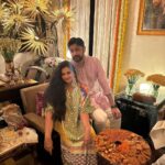 Rhea Kapoor Instagram - A very happy, sunny, fabulous, carefree Goa Diwali from us to you! Love Rhea, Karan, Sonam and Anand 🧿 Reporting live from the haus of @abujanisandeepkhosla @sonamkapoor and I are in @gulabobyabusandeep My stunning earrings are @dhora_india
