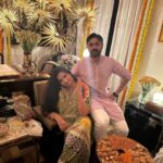 Rhea Kapoor Instagram - A very happy, sunny, fabulous, carefree Goa Diwali from us to you! Love Rhea, Karan, Sonam and Anand 🧿 Reporting live from the haus of @abujanisandeepkhosla @sonamkapoor and I are in @gulabobyabusandeep My stunning earrings are @dhora_india