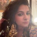 Rhea Kapoor Instagram - A very happy, sunny, fabulous, carefree Goa Diwali from us to you! Love Rhea, Karan, Sonam and Anand 🧿 Reporting live from the haus of @abujanisandeepkhosla @sonamkapoor and I are in @gulabobyabusandeep My stunning earrings are @dhora_india