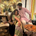 Rhea Kapoor Instagram - A very happy, sunny, fabulous, carefree Goa Diwali from us to you! Love Rhea, Karan, Sonam and Anand 🧿 Reporting live from the haus of @abujanisandeepkhosla @sonamkapoor and I are in @gulabobyabusandeep My stunning earrings are @dhora_india