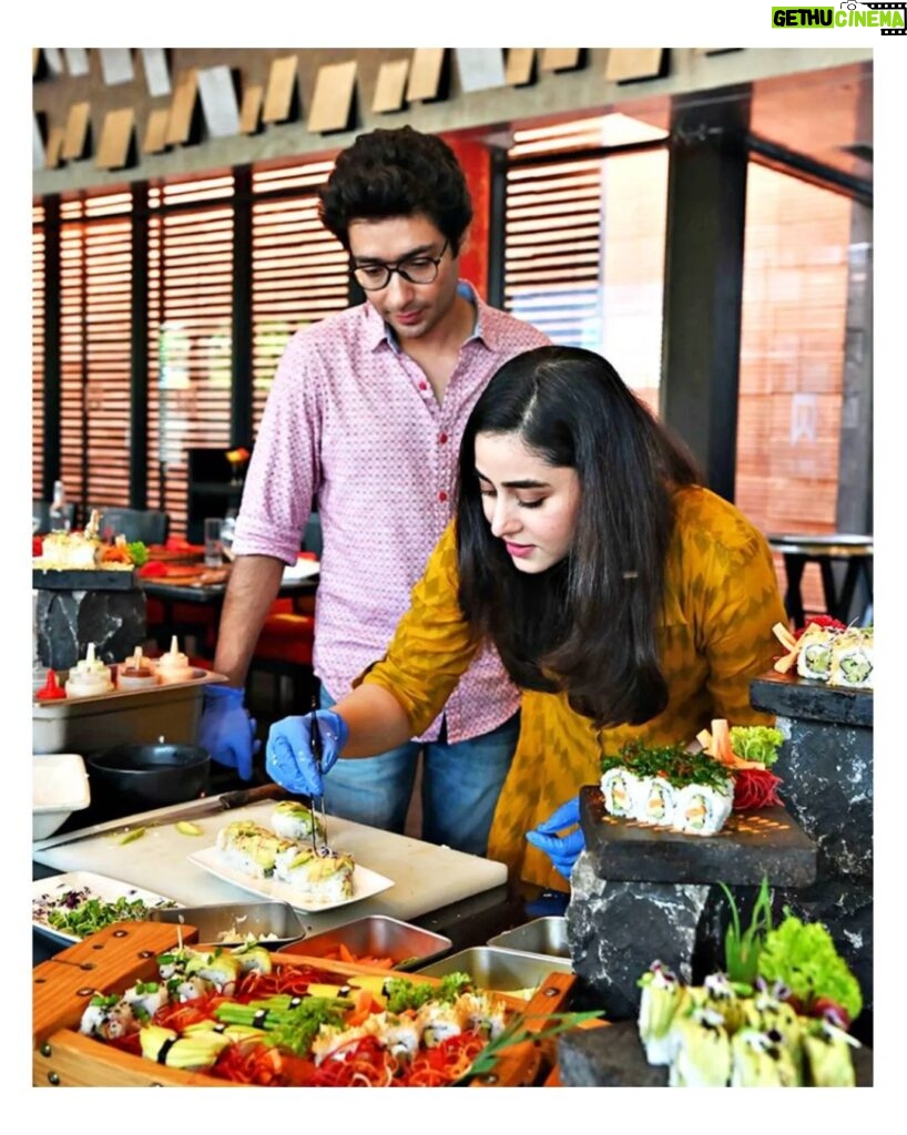 Ridhima Ghosh Instagram - All for Sushi love!! 🍣 This year right before #SushiDay, we learnt the art of preparing the dish at #ITCSonar's 'Pan Asian'. @t2telegraph @t2pramita @itchotels 📷: @bhldr.79 #sushilovers #worldsushiday