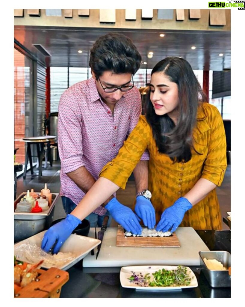 Ridhima Ghosh Instagram - All for Sushi love!! 🍣 This year right before #SushiDay, we learnt the art of preparing the dish at #ITCSonar's 'Pan Asian'. @t2telegraph @t2pramita @itchotels 📷: @bhldr.79 #sushilovers #worldsushiday