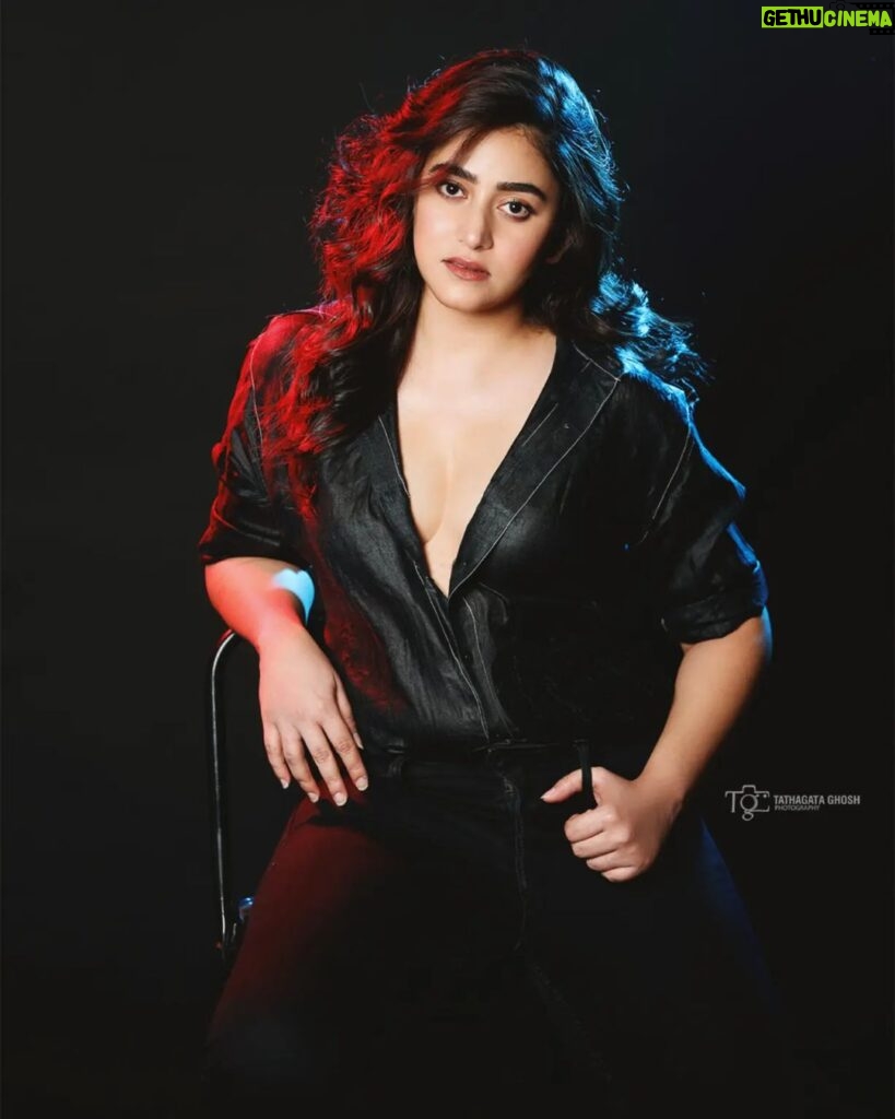 Ridhima Ghosh Instagram - ✨ "Never dim the light that shines from within." ✨ Photograph: @tathagataghosh Styling: @horeayan Hair & Makeup: @sumitdas1095 #allblackoutfit #throwback