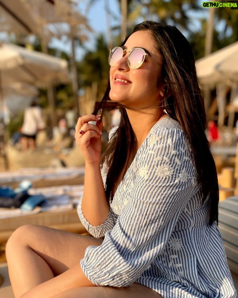 Ridhima Ghosh Instagram - Laugh a little more, worry a little less. 🙂 🙃 #flashbackfriday #goodvibes #beach #sunshine #goadiaries 📷: @gauravchakrabarty